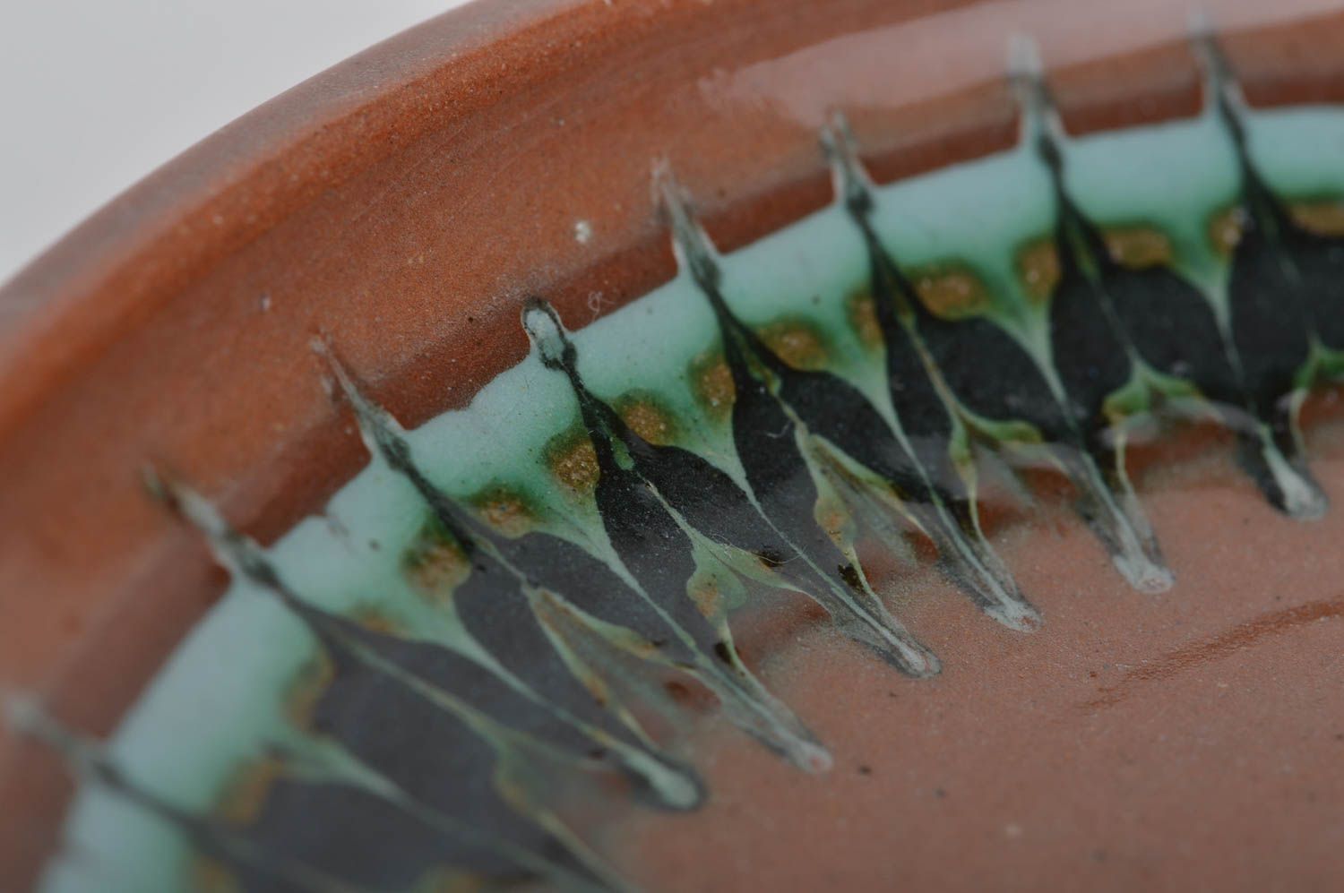 Необычная декоративная тарелка вылепленная вручную из глины с росписью глазурью фото 4