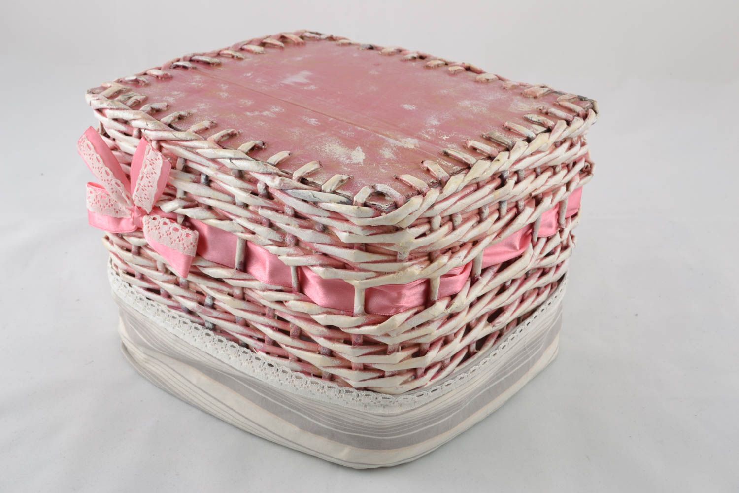 Basket woven of paper tubes photo 3