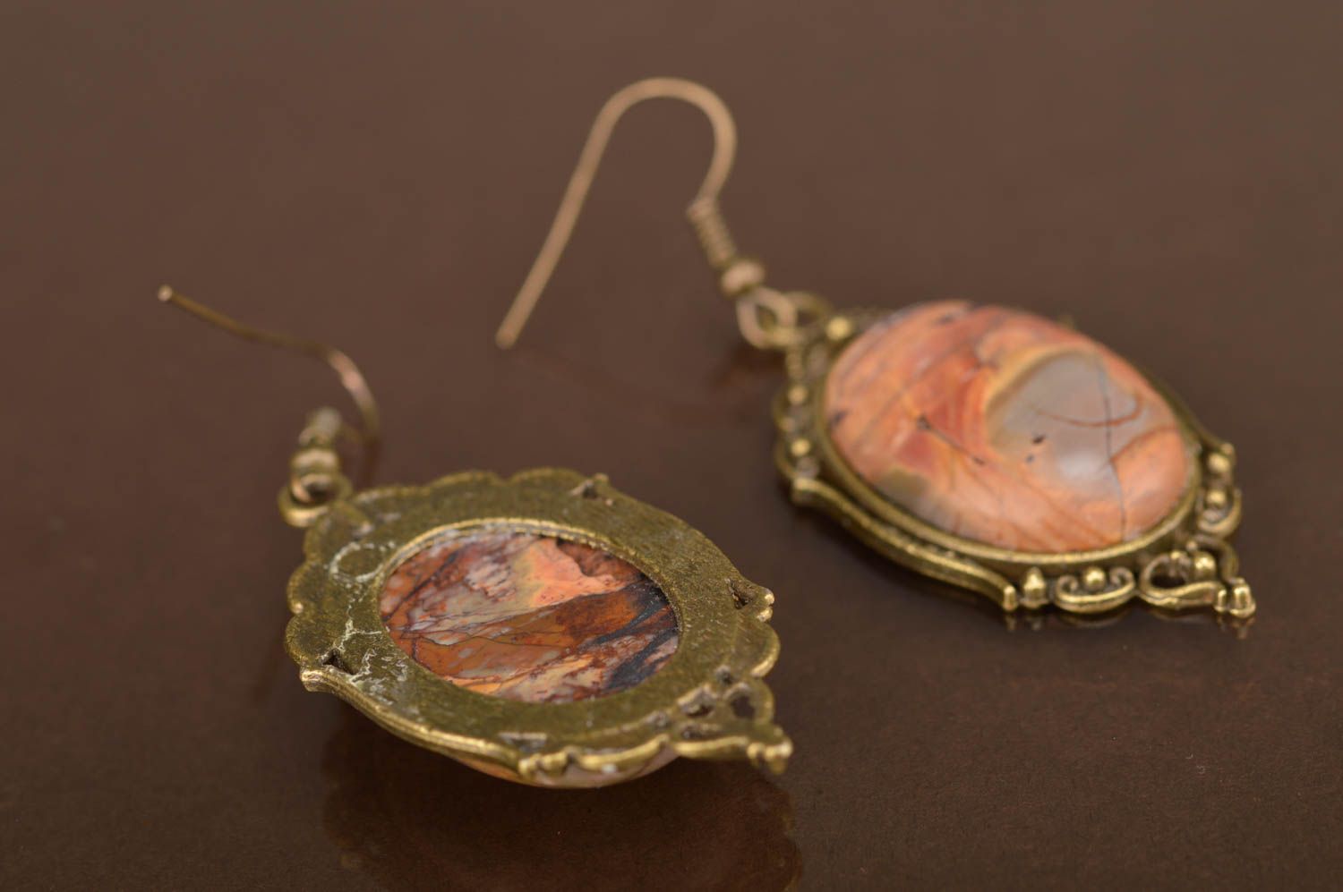 Pendientes metálicos con piedra natural marrón artesanales originales hermosos foto 3