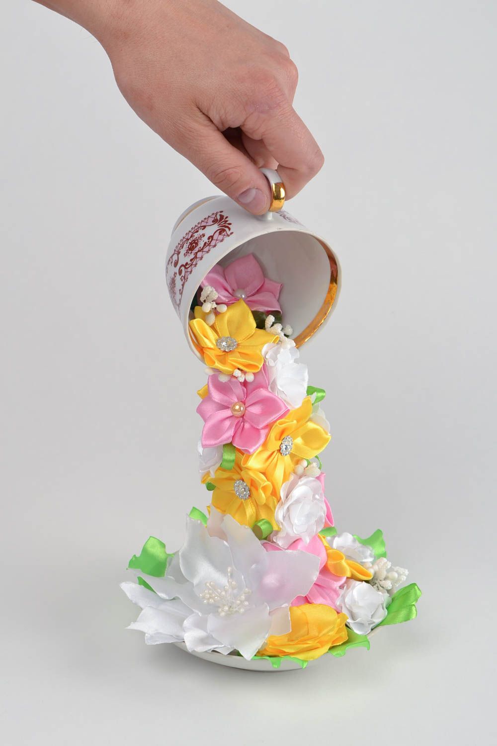 Летающая чашка с цветами из атласных лент проливашка ручной работы для декора фото 2