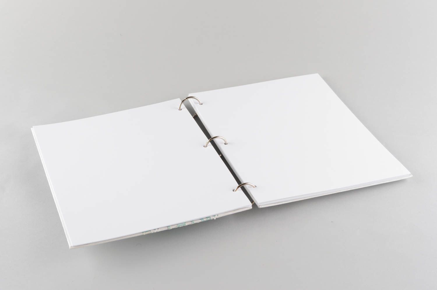 Schönes Gästebuch zur Hochzeit handmade Scrapbooking Technik in Weiß und Grün foto 3