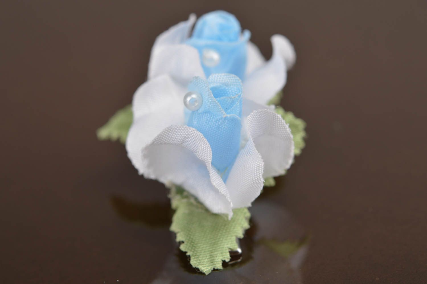 Детская заколка цветок нежная маленькая белая с голубым красивая ручной работы фото 2