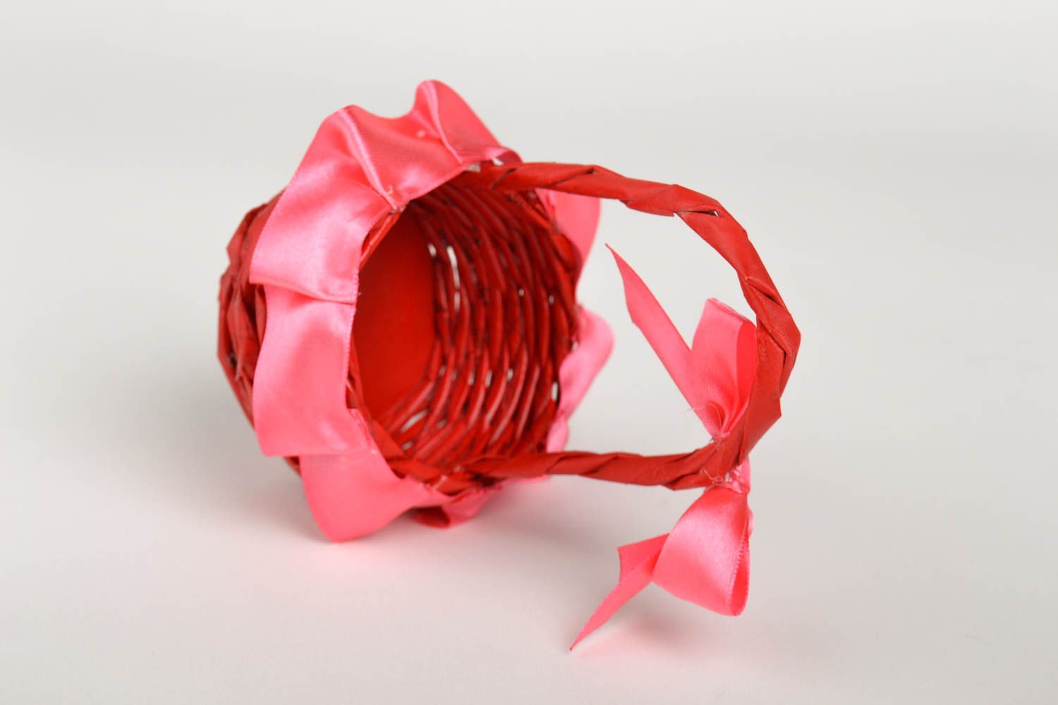 Handmade Korb aus Papier wohn Accessoire Korb geflochten rot mit rosa Schleife foto 3