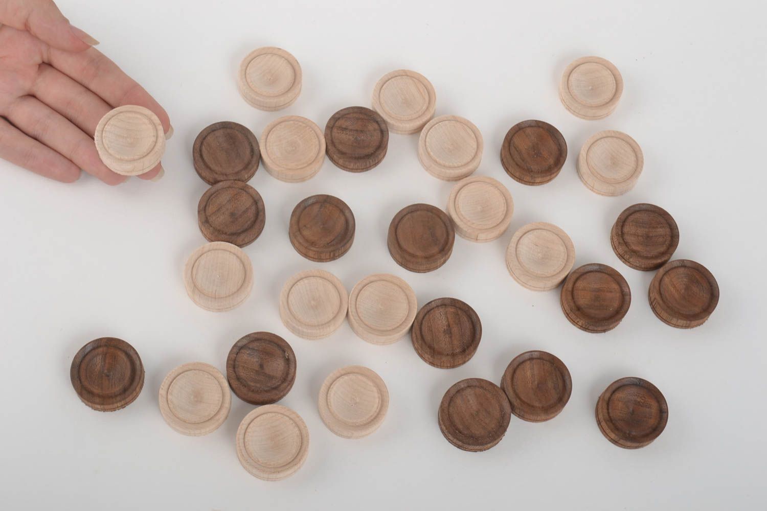 Pezzi di dama di legno fatti a mano giochi da tavolo idee regalo oriiginale
 foto 5