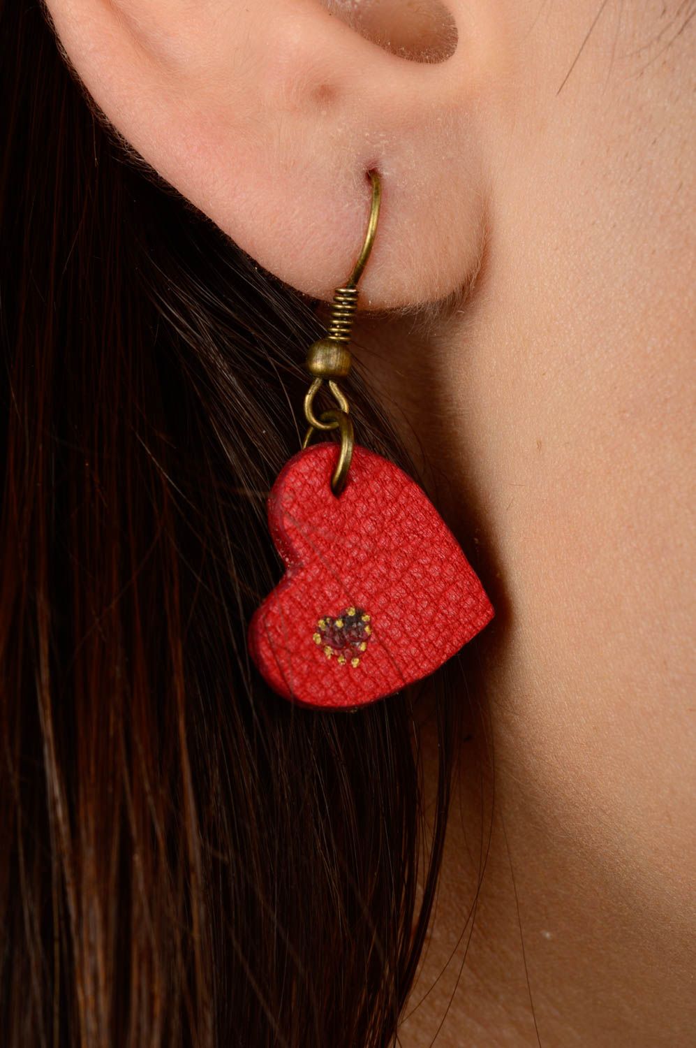 Boucles d'oreilles coeur rouge Bijou fait main en cuir pendantes Cadeau femme photo 2