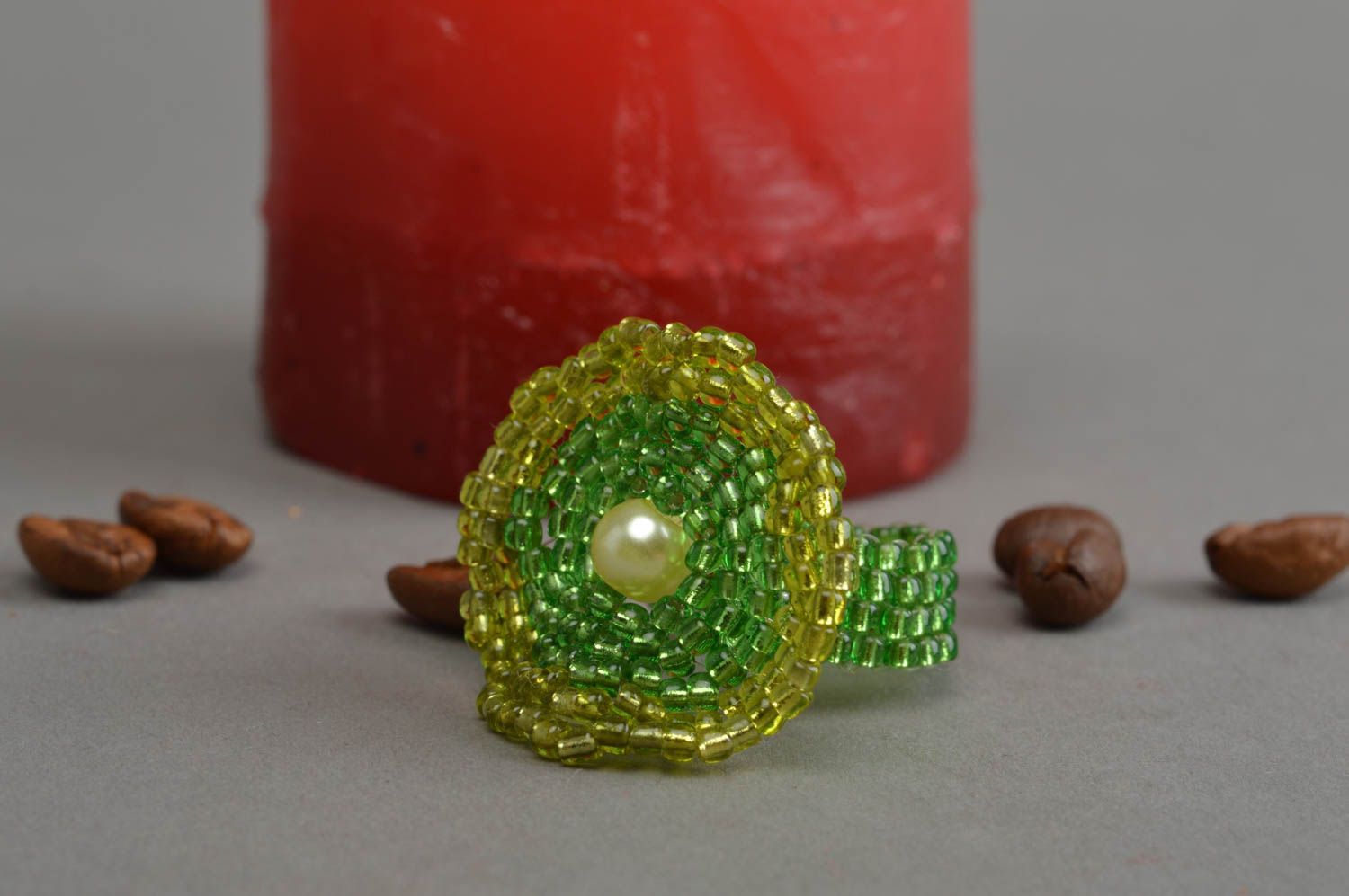 Grüner Ring aus Glasperlen Blume originell grell künstlerische Handarbeit foto 1