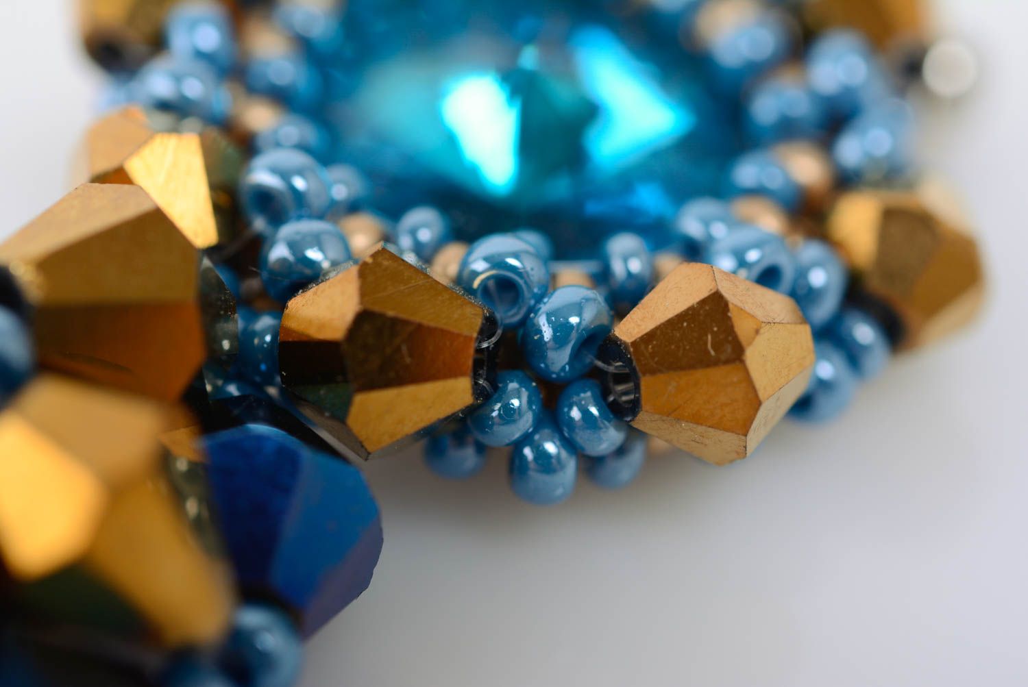 Серьги из бисера и бусин красивые голубые с золотым нарядные вечерние хэнд мейд фото 4