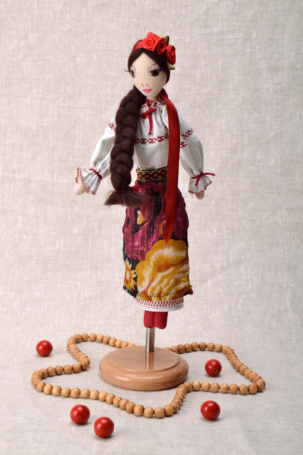 Кукла мягкая на подставке Украиночка в венке из роз фото 5