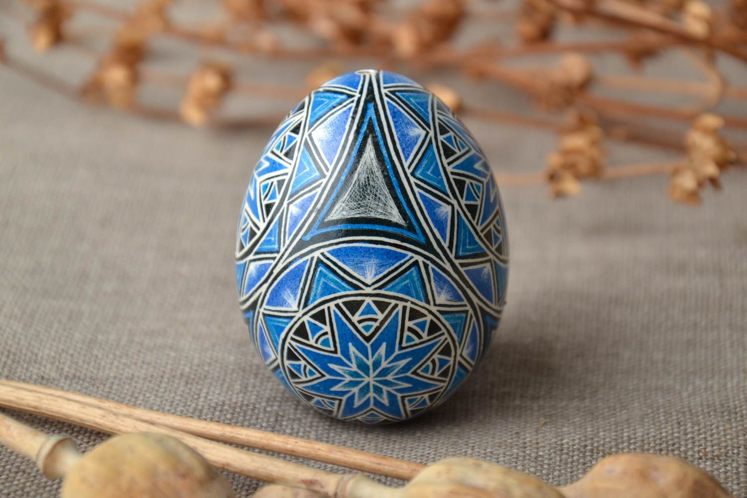 Oeuf de Pâques peint de colorants d'aniline fait main décoratif original bleu photo 1