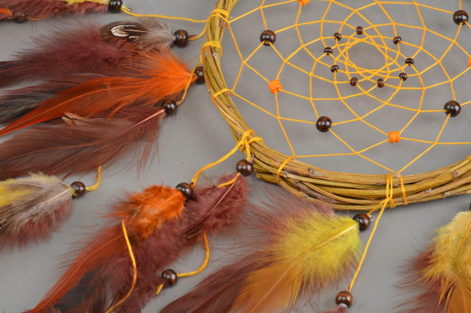 Ловец Снов интерьерная подвеска с перьями петуха и фазана бордовая ручной работы фото 4