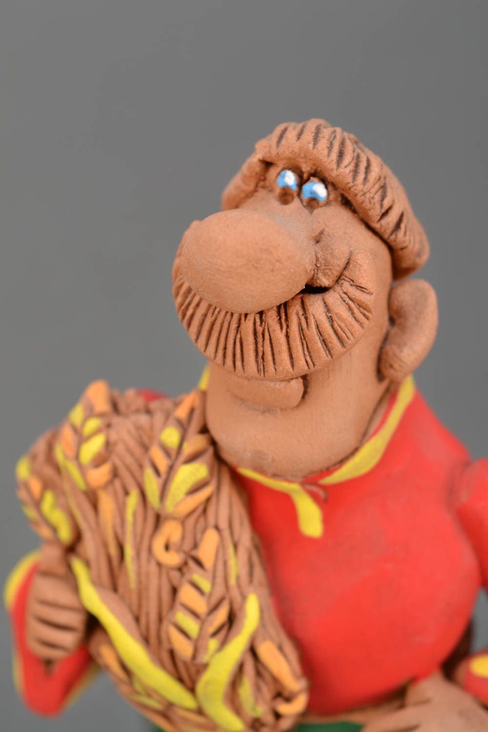 Handmade Figurine aus Ton Kosak mit Garbe und Sichte foto 4