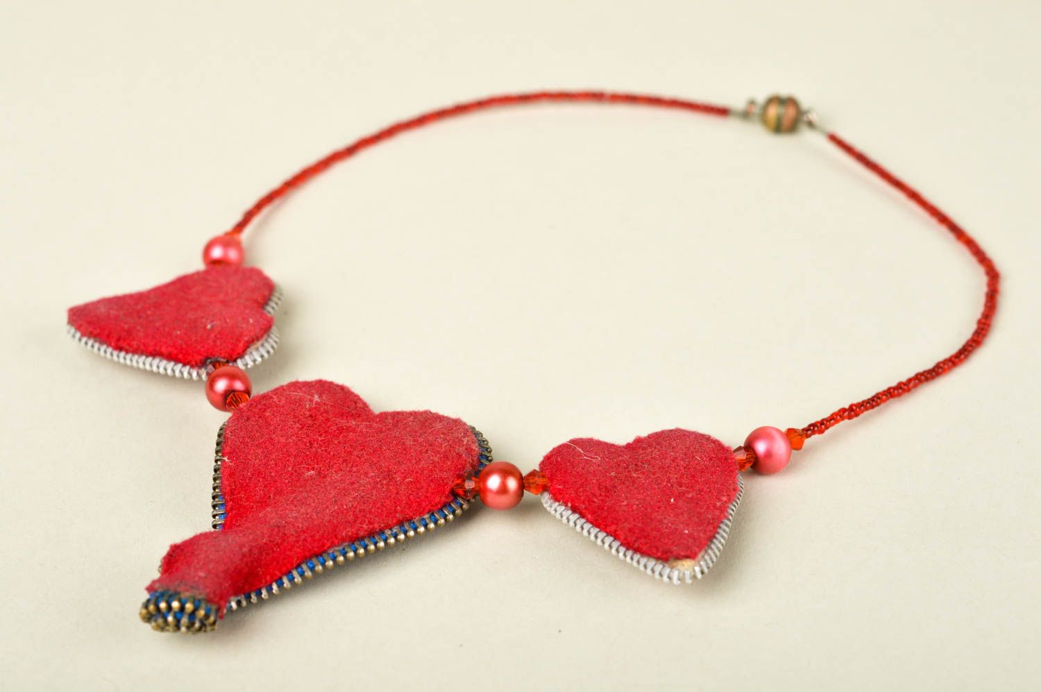 Колье из бисера украшение ручной работы ожерелье из бисера с сердечками фото 5