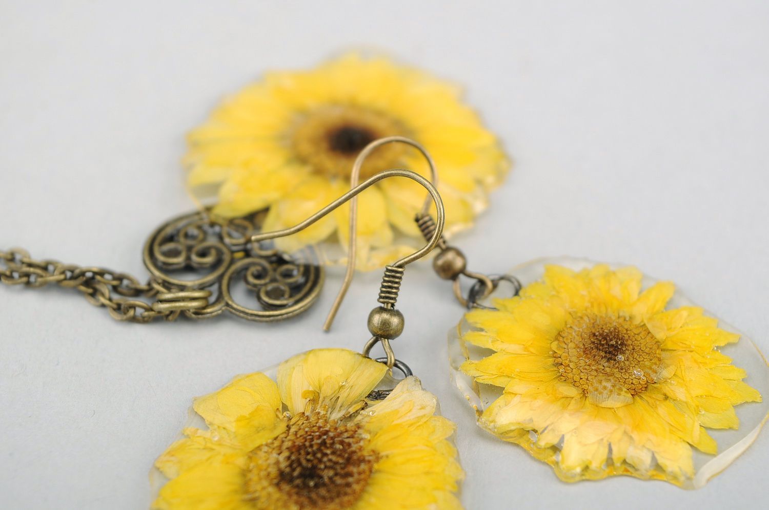 Set of adornments made of real flowers Golden Daisies photo 1