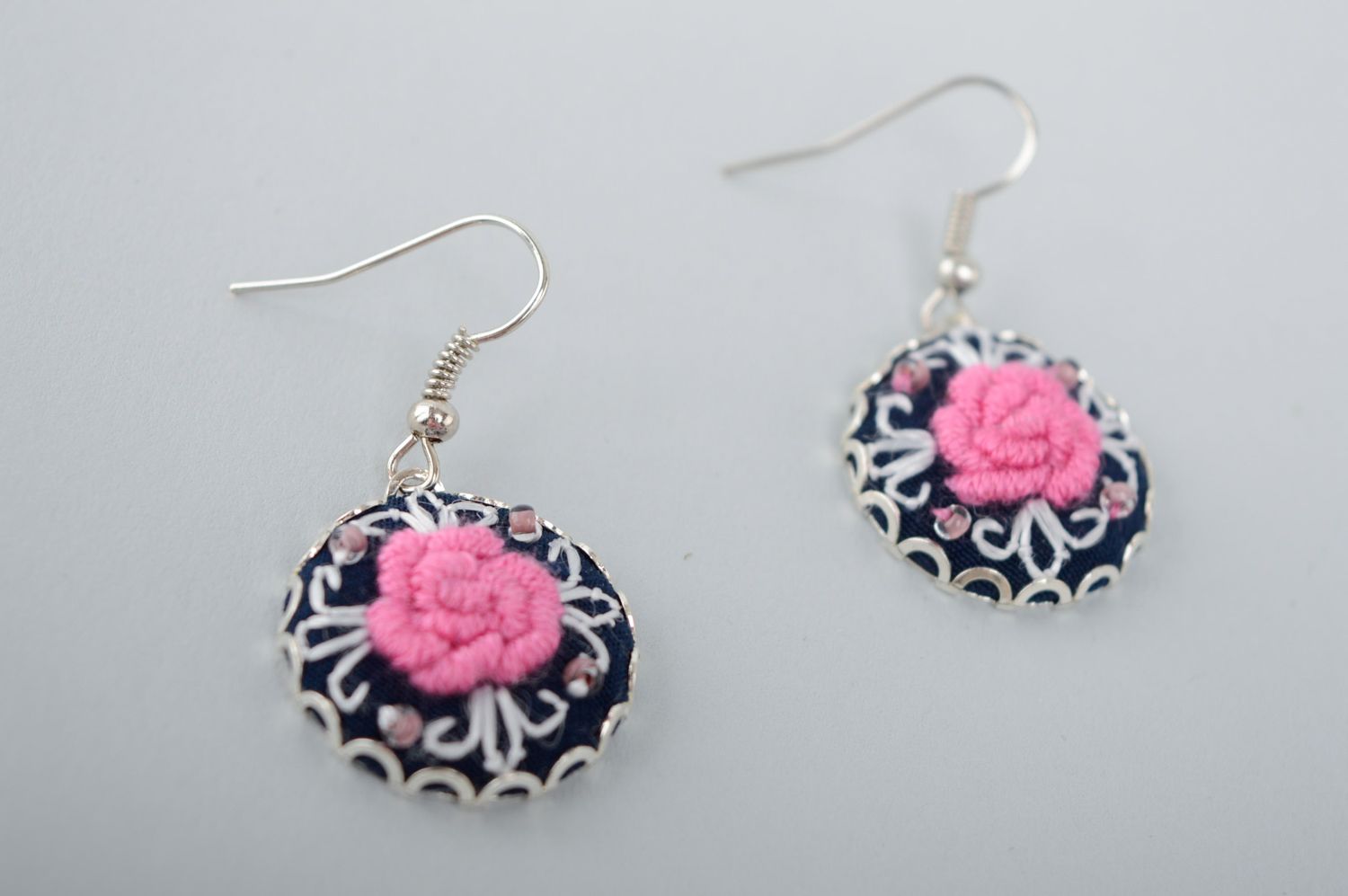 Rococo embroidered round earrings photo 4