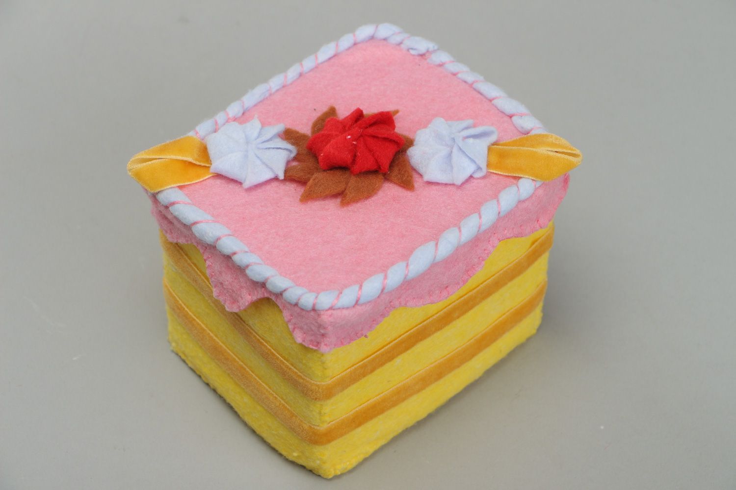 Handmade children's colorful jewelry box made of felt in the shape of a cake photo 2