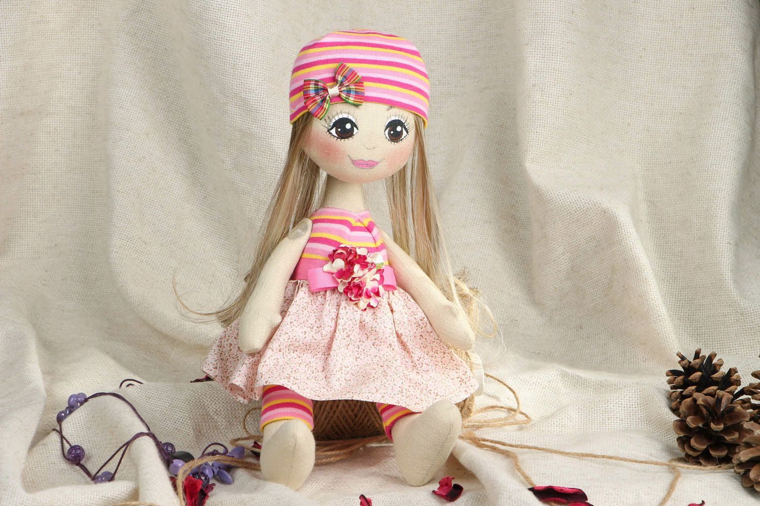 Handgemachte kuschelige Puppe aus Textil foto 5