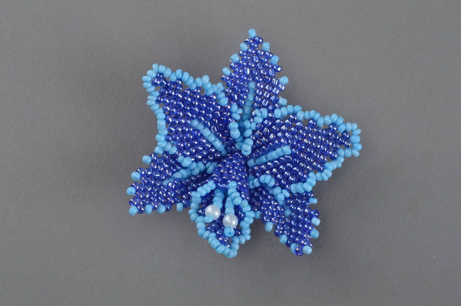 Синяя брошь из бисера в виде цветка ручной работы оригинальная красивая фото 2