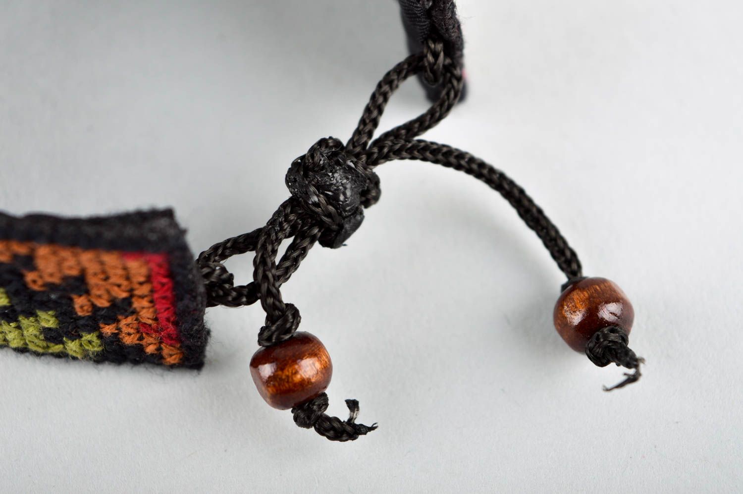 Bracelet textile Bijou fait main brodé de fils moulinés large Accessoire femme photo 5