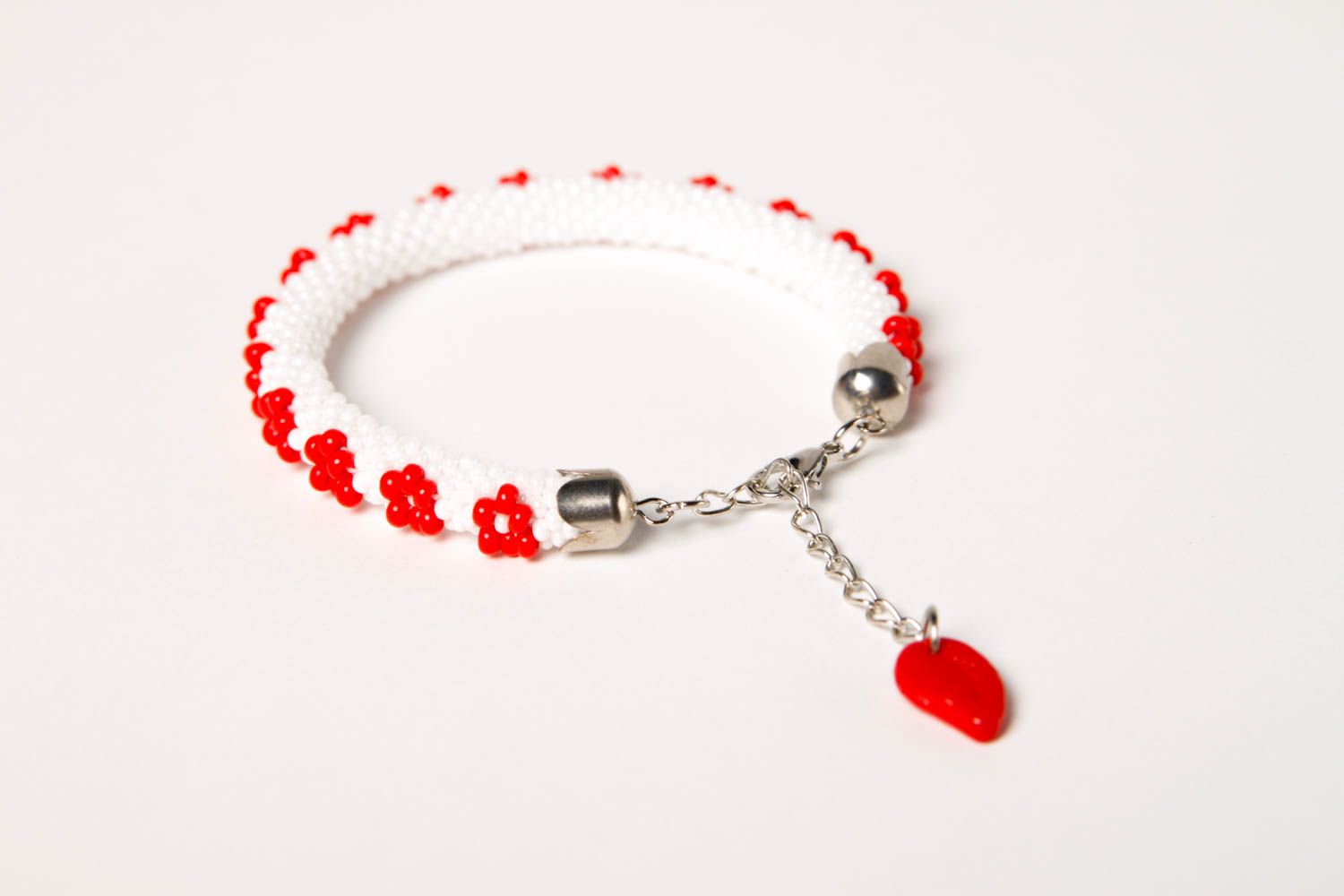Bracelet perles rocaille Bijou fait main blanc à fleurs rouges Accessoire femme photo 4