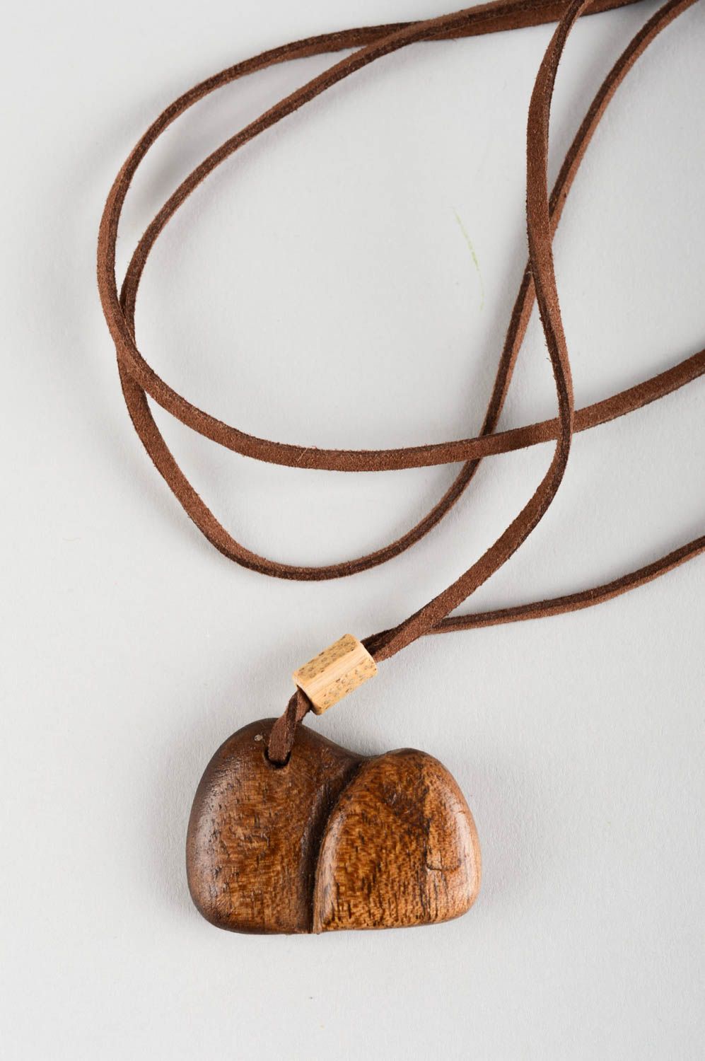 Кулон ручной работы украшение на шею авторский аксессуар из дерева на шнурке фото 2
