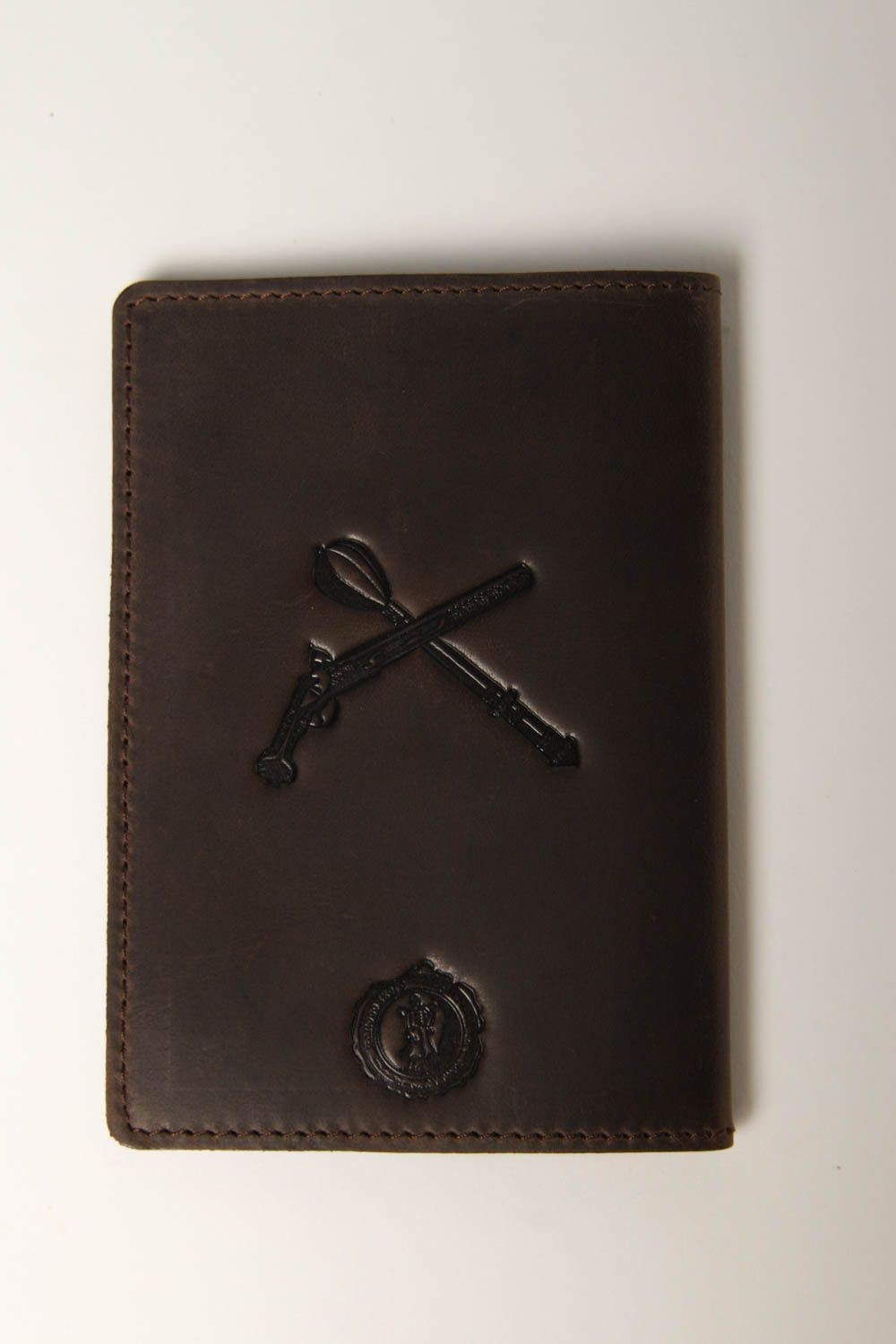 Коричневая обложка на паспорт ручной работы необычный подарок кожаный аксессуар фото 3