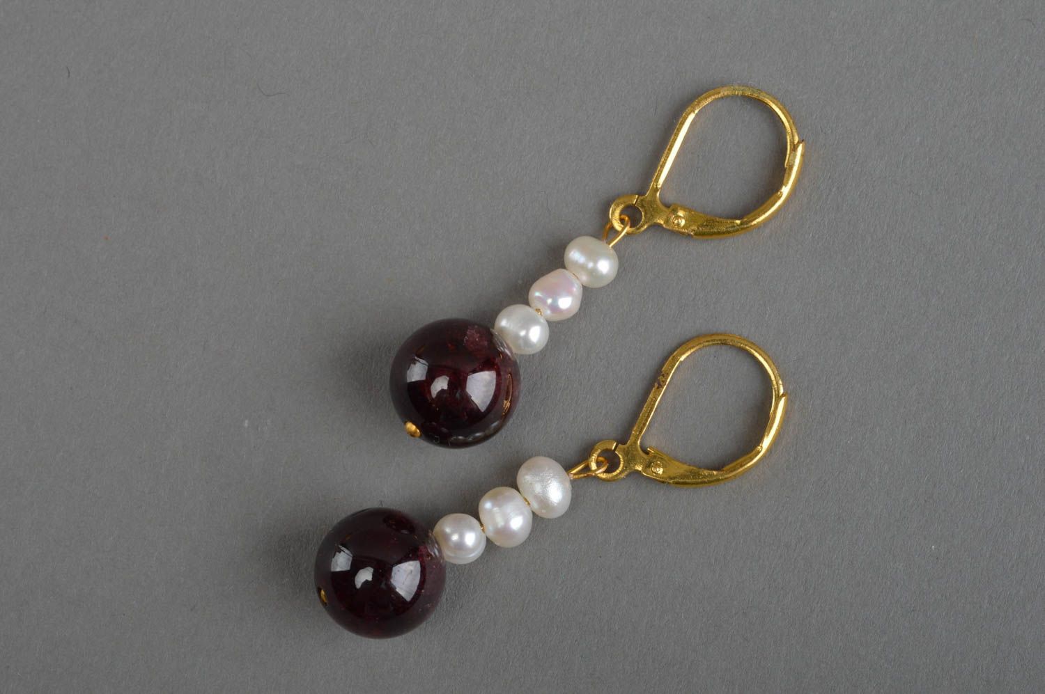 Boucles d'oreilles pendantes en grenat et perles d'eau douce faites main photo 2