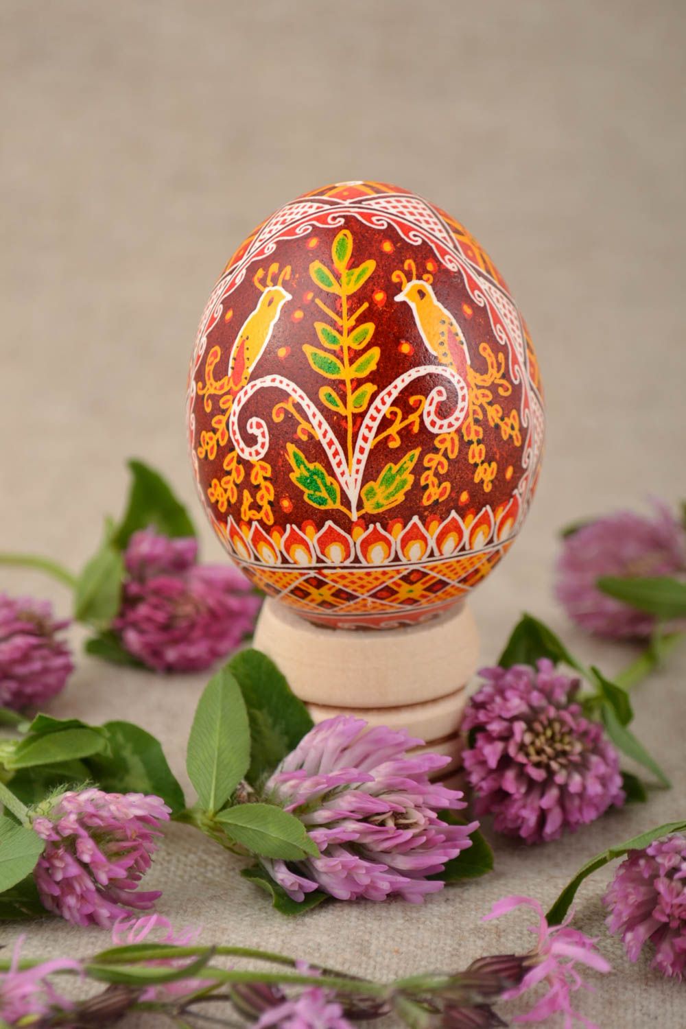 Huevo de Pascua pintado artesanal bonito rojo con símbolos foto 1