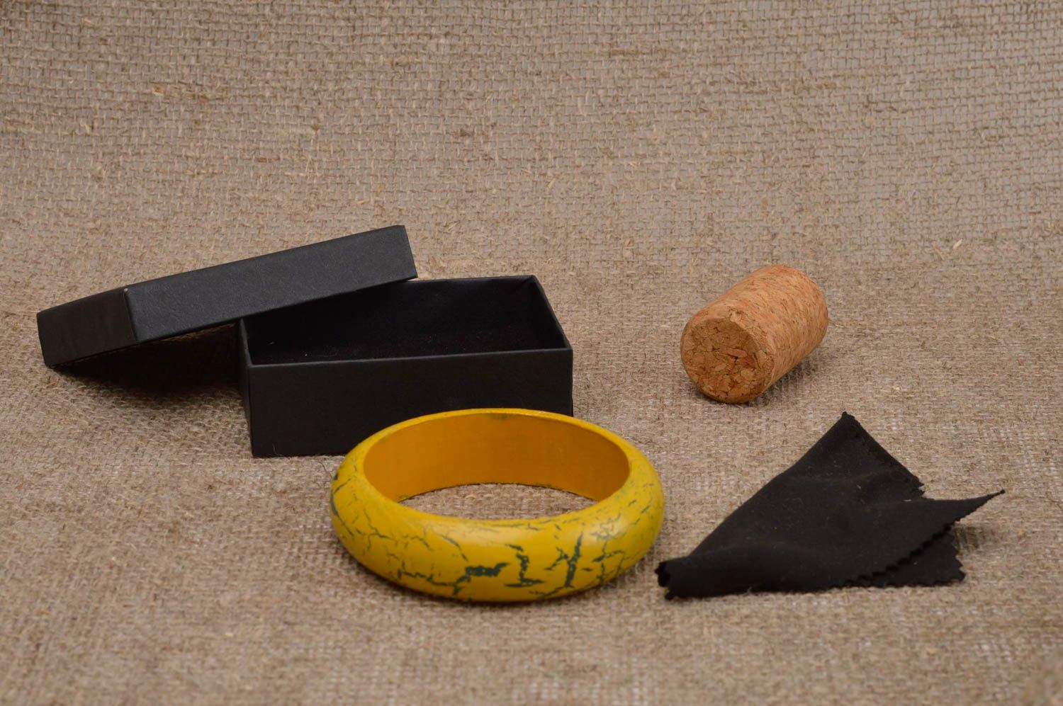 Pulsera de madera amarilla hecha a mano accesorio para mujer regalo original foto 1