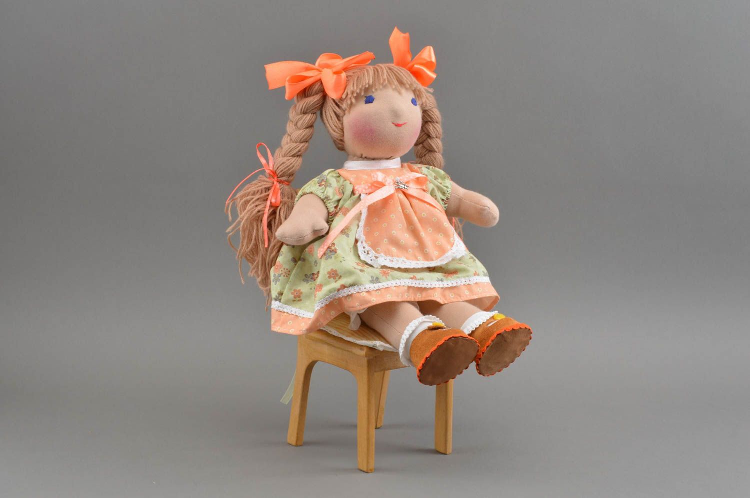 Handgemachte weiche Puppe aus Stoff mit Zöpfen im Kleid in Orange für Mädchen  foto 2