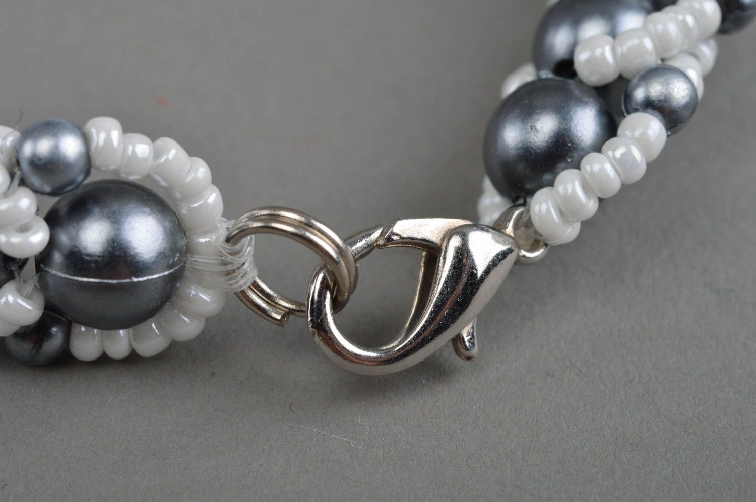 Bracelet en perles fantaisie et perles de rocaille fait main Anthracite au lait photo 4