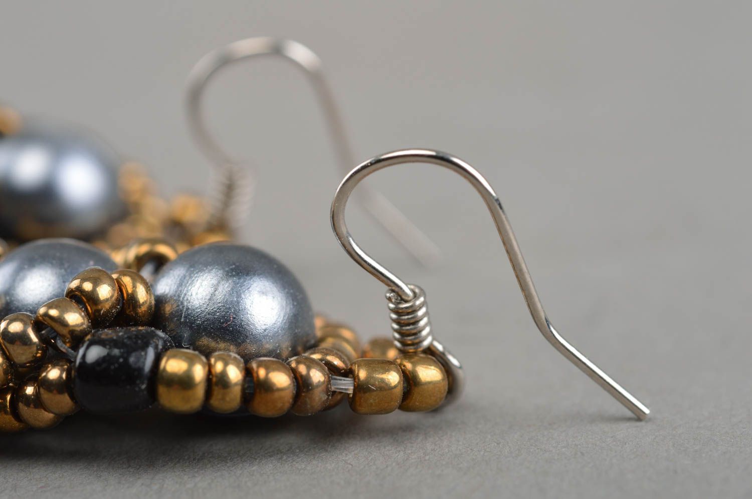 Boucles d'oreilles en perles fantaisie gris marron pendantes faites main stylées photo 4