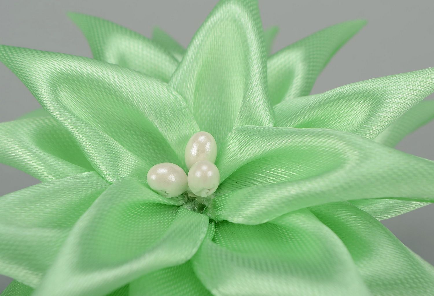 Grüner Haargummi mit Blume aus Seide foto 3
