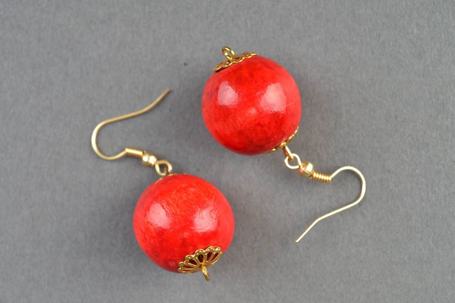 Rote Kugel Ohrringe mit Holzperlen foto 5