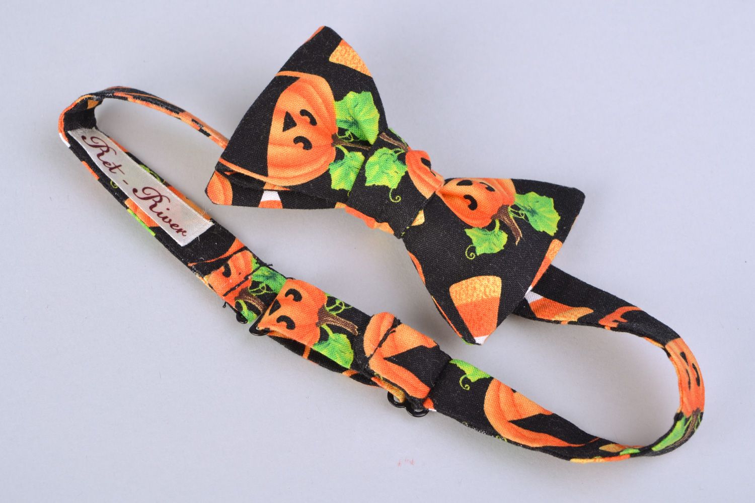 Handmade stylish bow tie sewn of American cotton with bright pattern Halloween photo 4