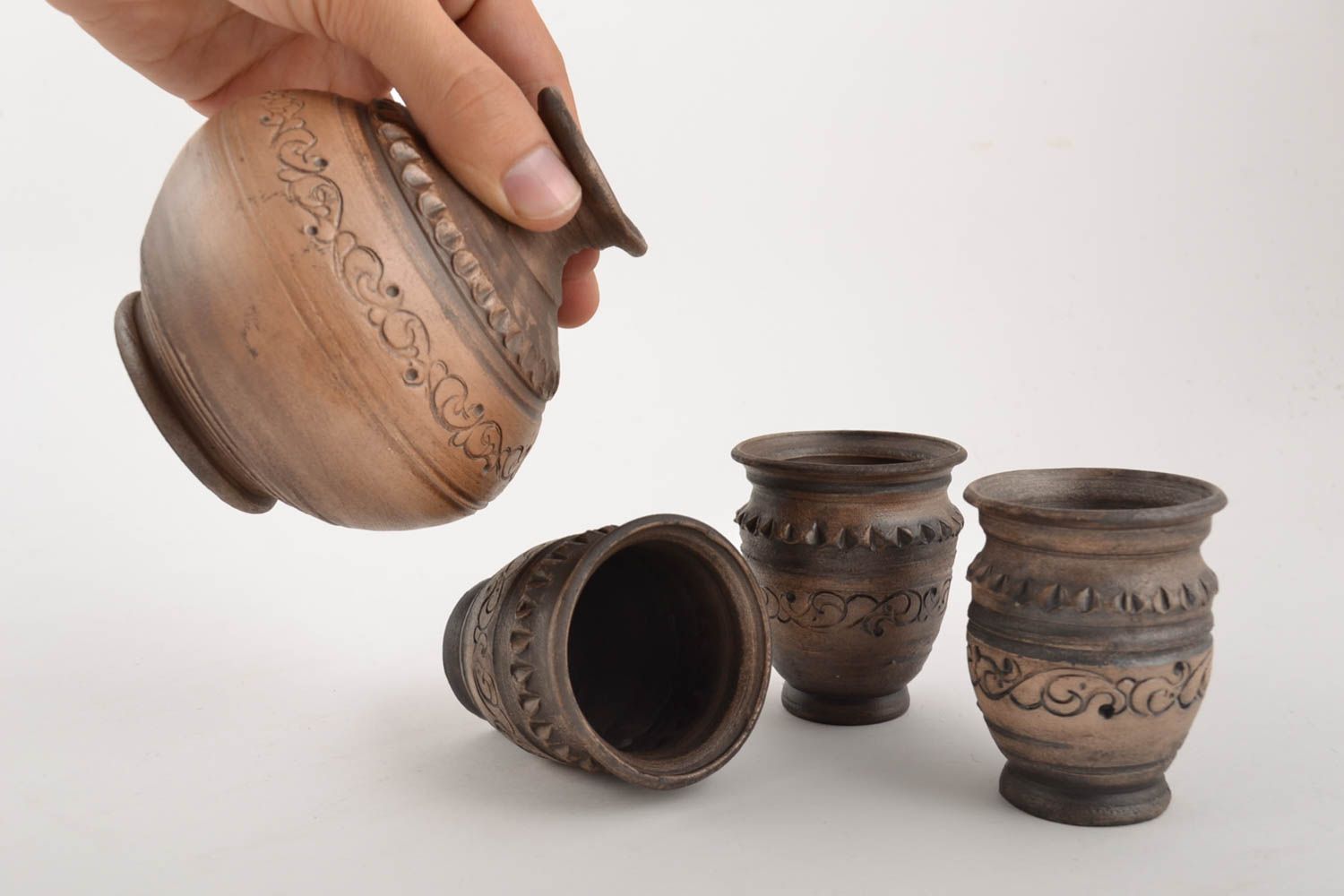 Juego de vajilla de jarrón decorativo y tres copas de cerámica artesanales foto 4