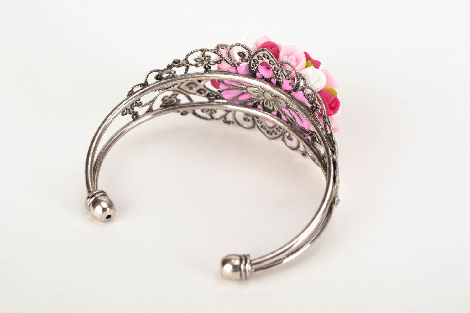 Metal bracelet with plastic flowers photo 4