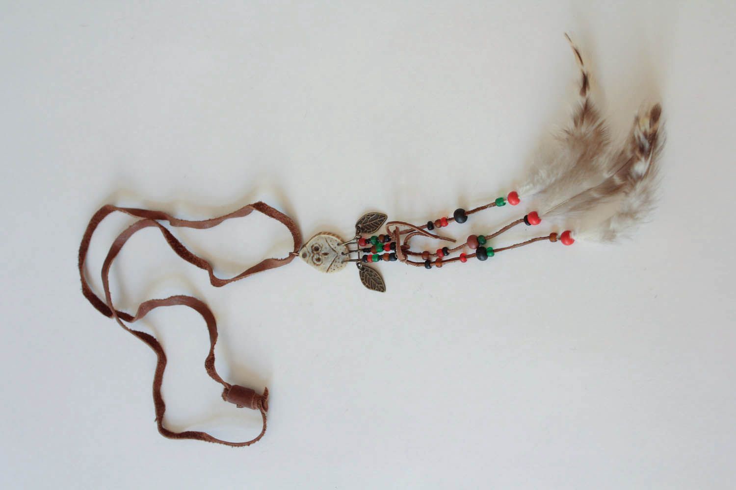 Colgante artesanal de cuerno de reno y plumas foto 5