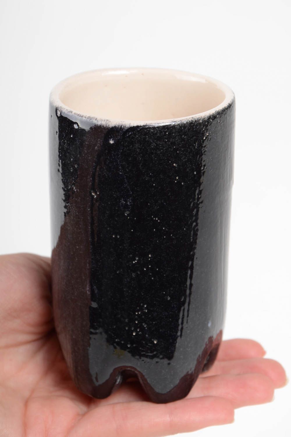 Стакан из глины в виде бутылки черный глазурованный объемом 300 мл ручной работы фото 5