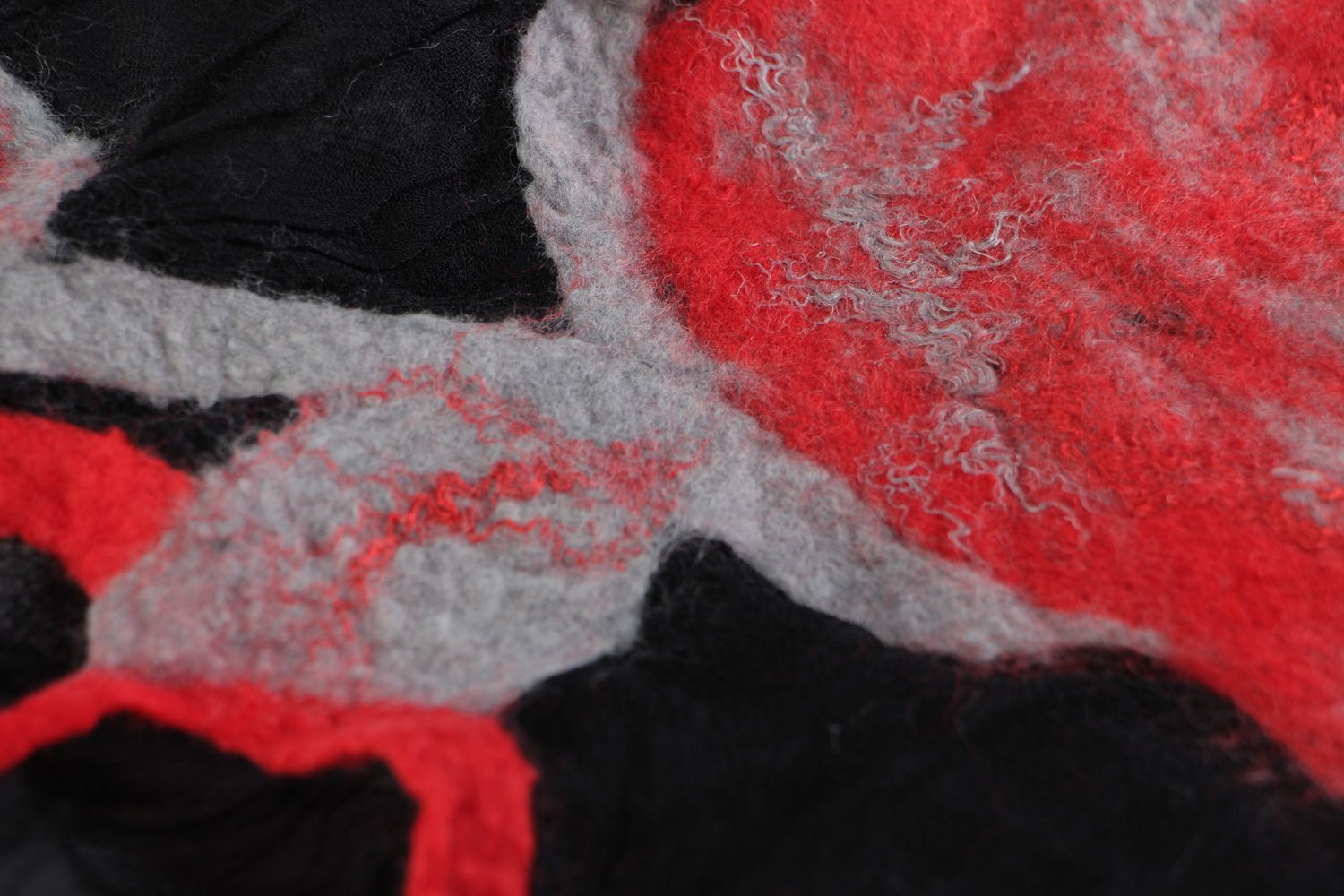 Châle en soie laine et mousseline de soie noir et rouge fait main avec broche photo 2