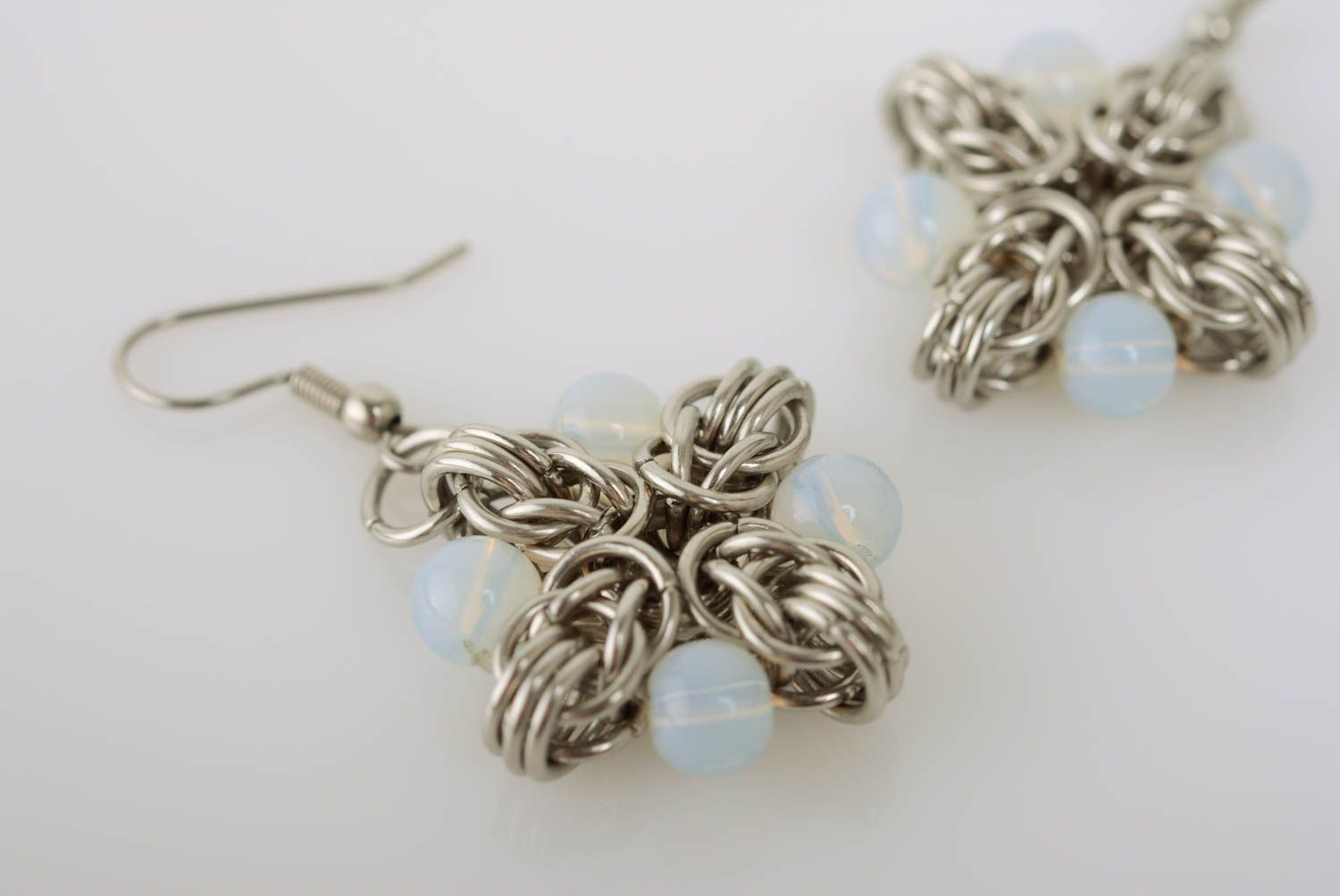 Stilvolle schöne Ohrringe aus Metall mit Glasperlen künstlerische Handarbeit foto 2