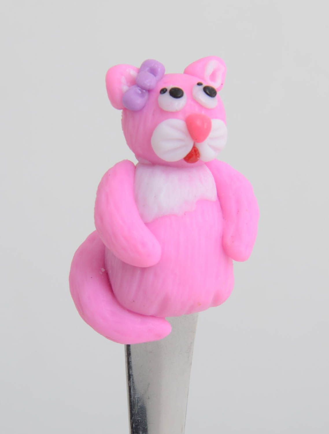 Вилка ручной работы с полимерной глиной с фигуркой розовый кот ручная работа фото 4