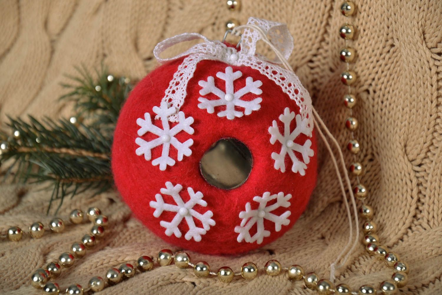 Decoração de Natal feita à mão numa base de plástico tricotada a mão decorada com  lã e rendas foto 1