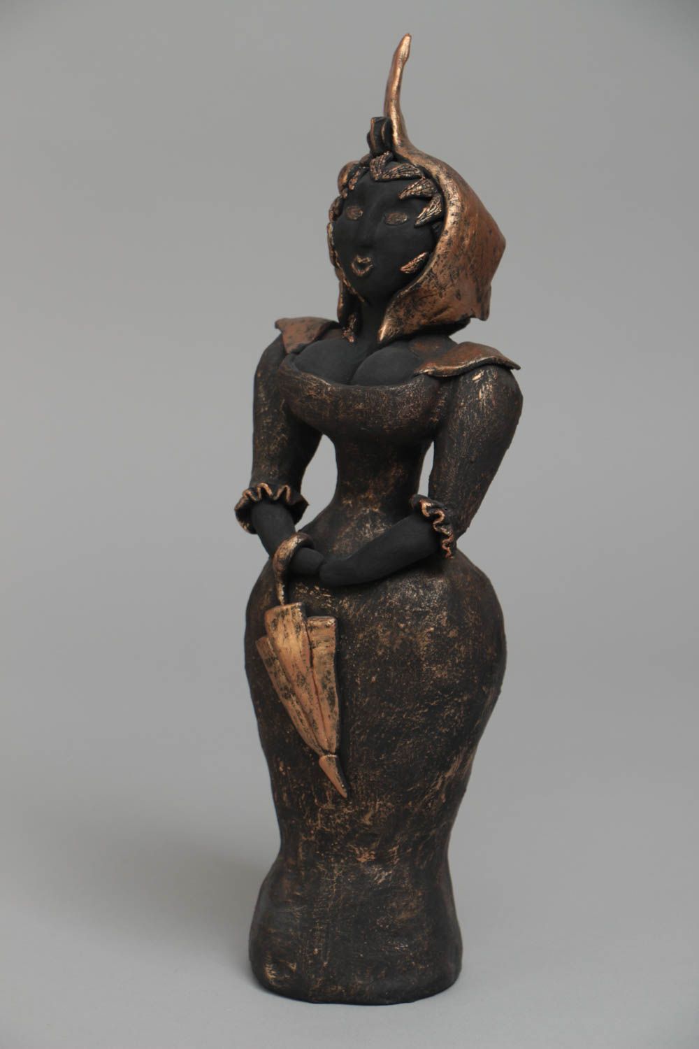 Figura de barro artesanal con forma de mujer con paraguas negra con dorado foto 2