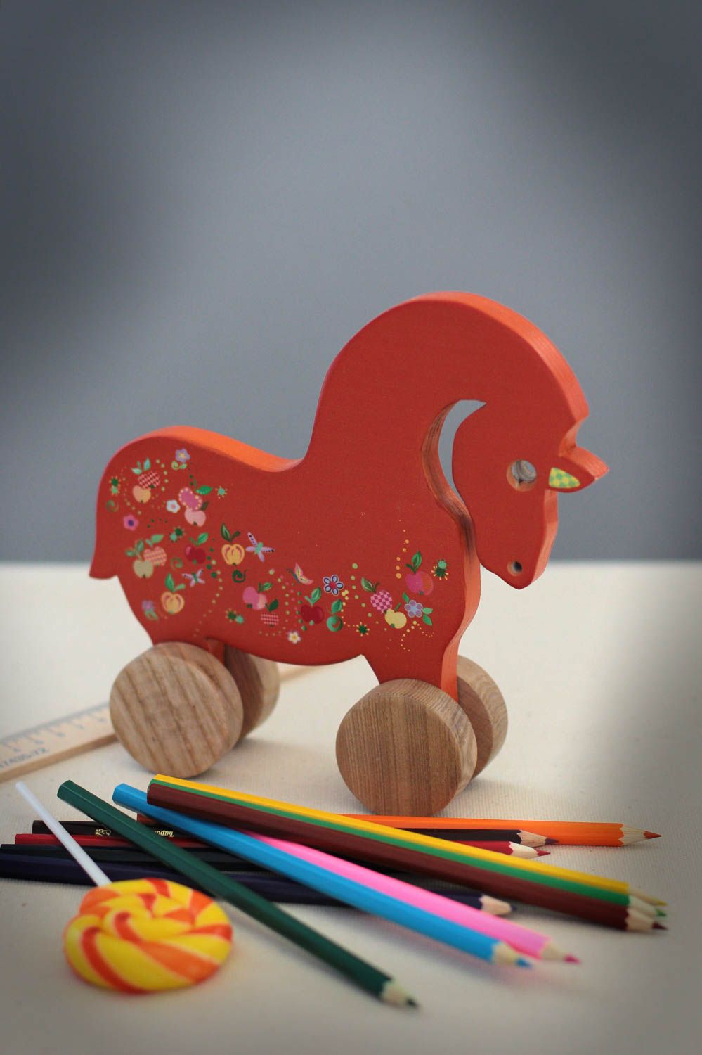 Игрушка ручной работы игрушка из дерева оранжевая лошадка игрушка-каталка фото 1