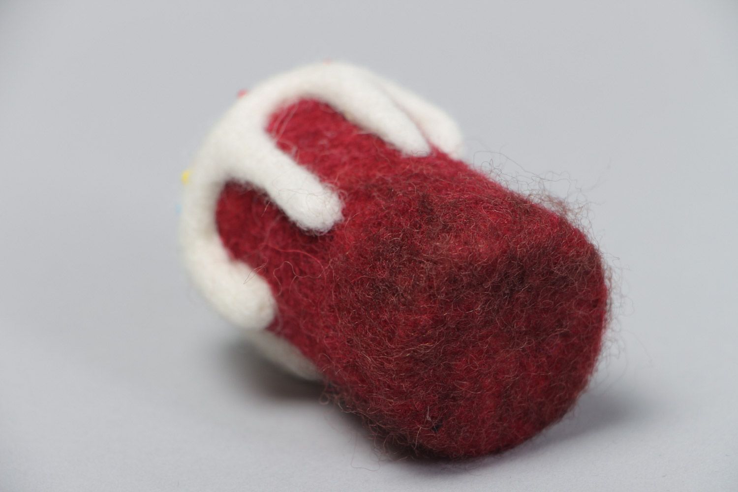 Figura de lana de fieltro con forma de pastel pascual artesanal con abalorios  foto 4
