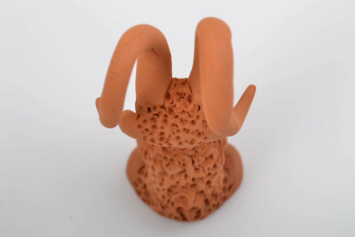 Petite figurine en céramique faite main originale brune en forme de mouton photo 4