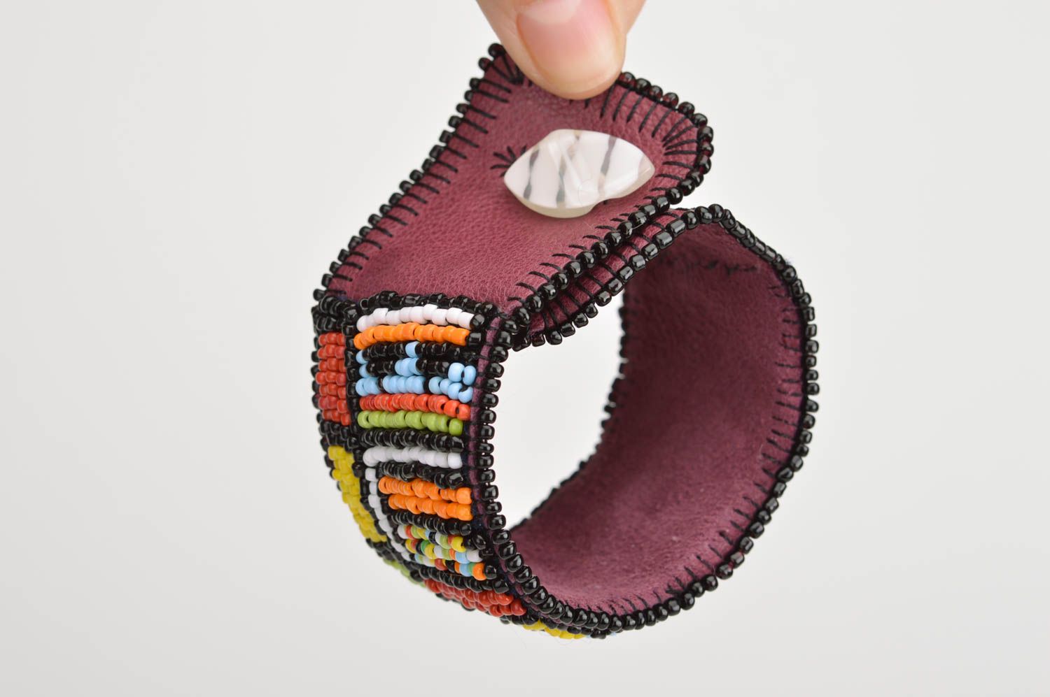 Grelles breites Armband aus Glasperlen auf Leder Basis handmade für Frauen  foto 3