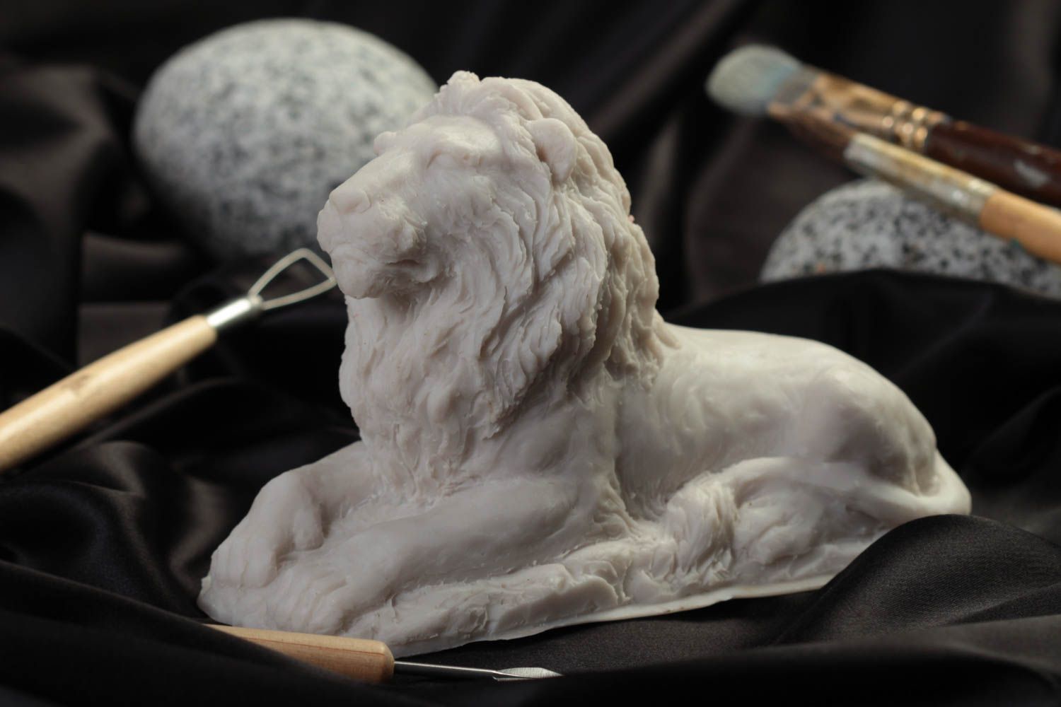Заготовка из полимерной смолы и мраморной пудры белая в виде льва ручная работа фото 1