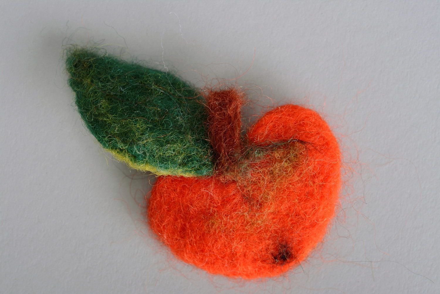 Broche en tissu de laine faite main 'Une Pomme' photo 3