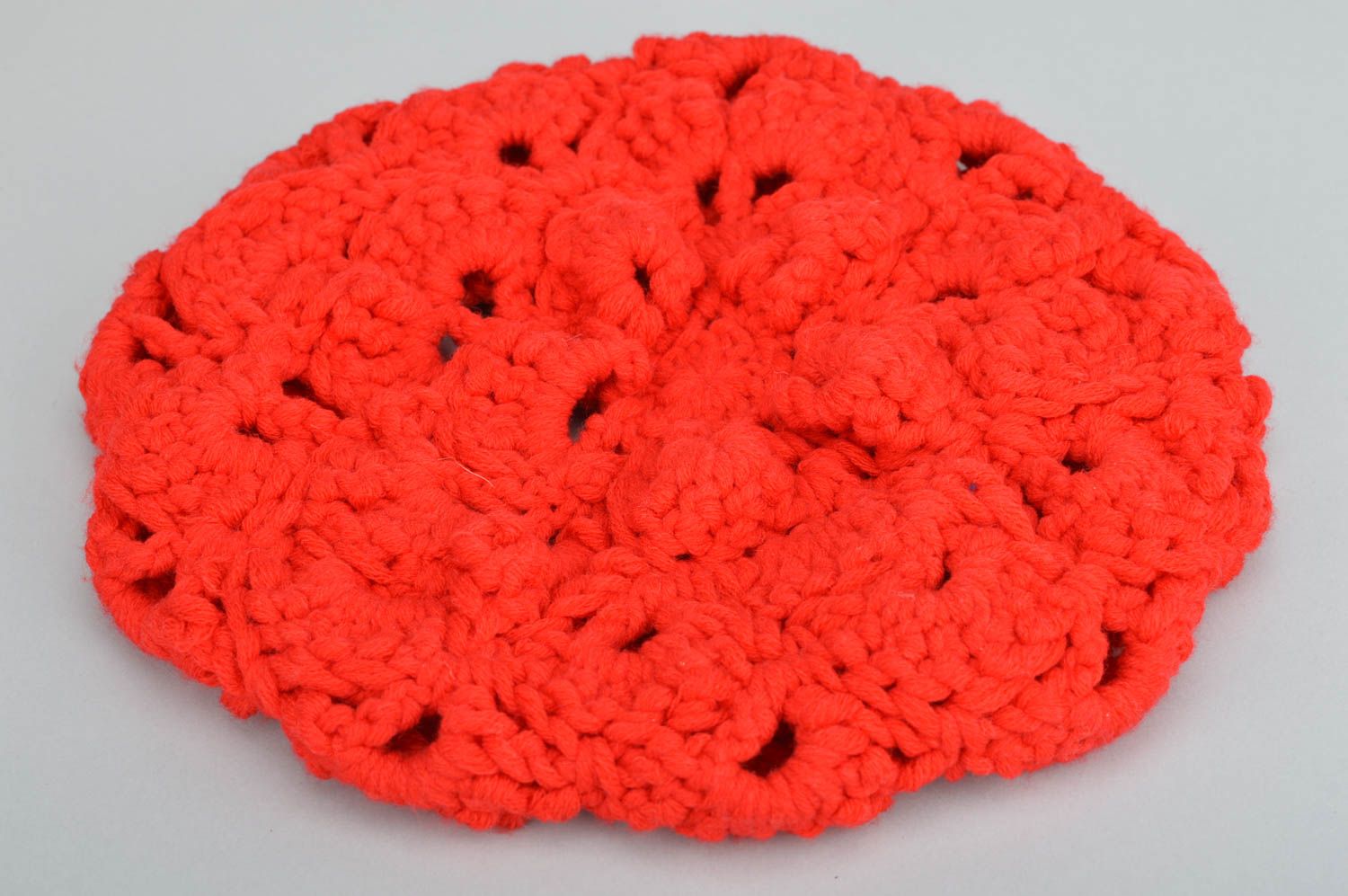 Béret tricoté à la main au crochet rouge en laine ajouré joli pour enfant  photo 2